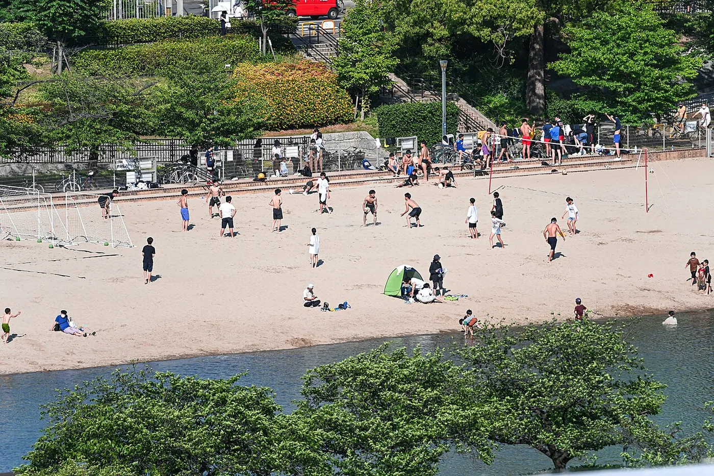 桜ノ宮ビーチで過ごす人々