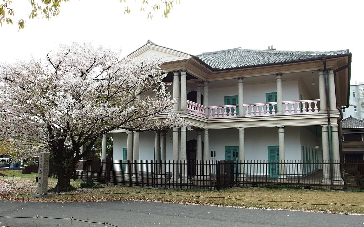 桜と泉布観